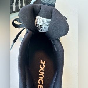Women’s size 8.5 Adidas bounce,like new condition.